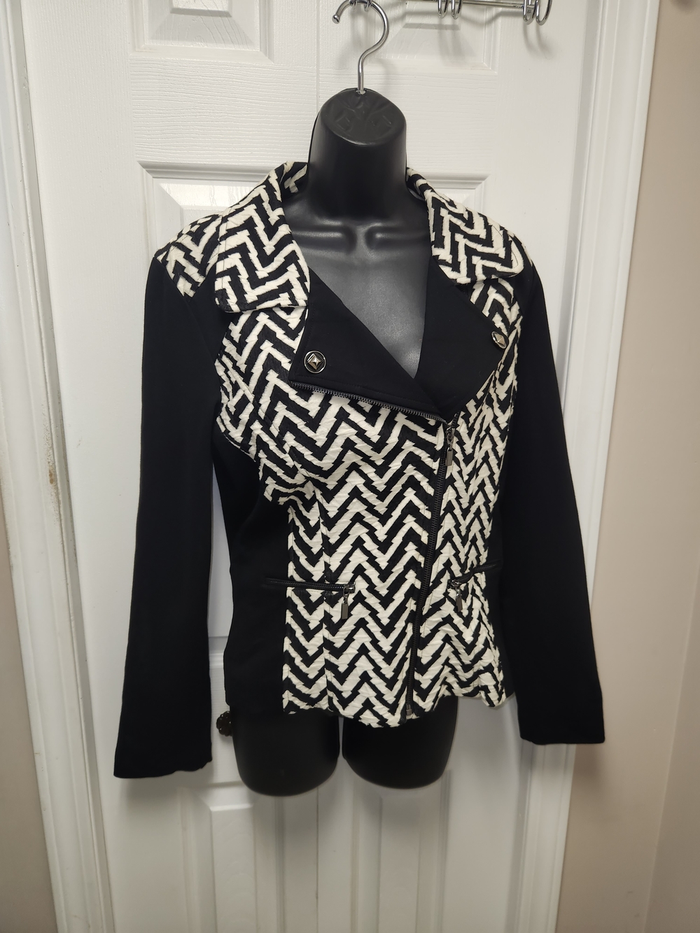 Frank Lyman Design Black & White Chevron Blazer